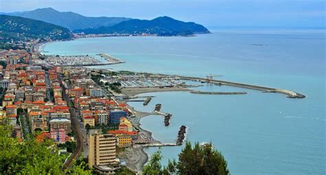 Chiavari, una passeggiata sul lungomare e nella cultura